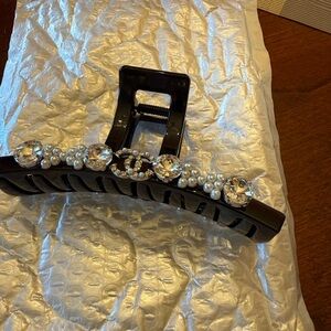 C.C LOGO Elegant black claw clip clear rhinestones N pearls hair accessories